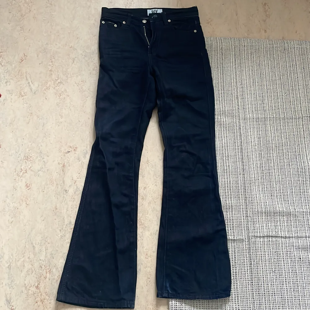 Superfina jeans från Eytys, sparsamt använda🥰💕Så snygga detaljer på jeansen! Säljer pga passar mig inte längre tyvärr:/  Färg ”purple velvet”, modell ”oregon” - långa i benen!. Jeans & Byxor.