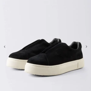 Eytys - Säljer mina svarta Eytys ”Doja S-O Suede” 🙌🏼 De är i strl 39 men passar även 38 som jag själv har.  Mycket sparsamt använda, inga defekter. Nypris 2500kr! 🥰