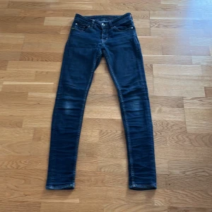 Tiger of Sweden jeans - Tja säljer ett par jeans från tiger of Sweden som är i bra skick. Byxorna är i slimfit modell. Jag köpte jeansen här från Plick och dem var lite för små så säljer vidare. de är i färgen mörk blå. Skriv vid minsta fundering!