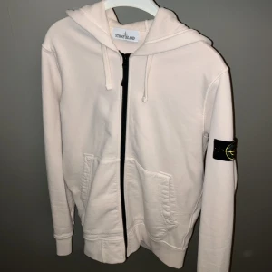 Stone island zip hoodie - Stone hoodie i mycket bra skick, knappt använd. Pris kan diskuteras 