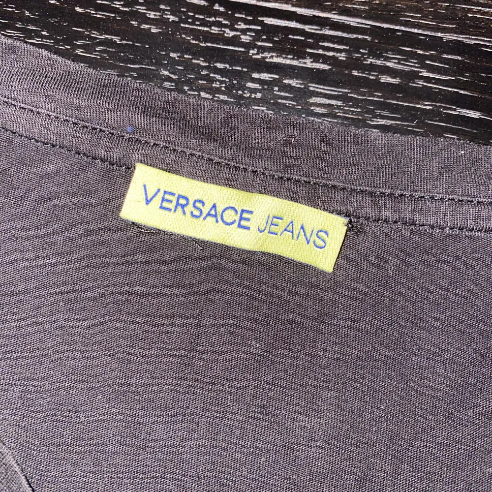 En mycket fin designer Versace Jeans tröja! Knappt använd, 8/10 skick. Den är äkta.  Hör av er vid frågor! . T-shirts.