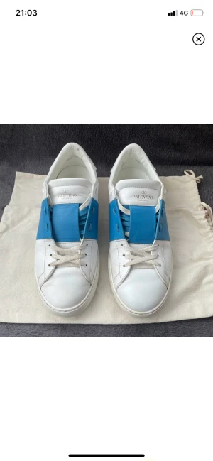 Valentino open blåa - Säljer valentino open, köpte från grisch & co här på Plick men var för små så säljer dem. Storlek 42. Box, extra snören och dustbag ingår.