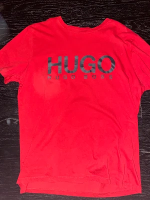 Hugo Boss t shirt  - En fin röd Hugo Boss t shirt, använd. Skick 8/10. Originalpris: 600kr