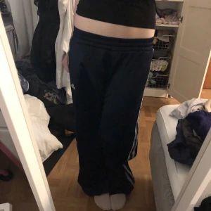 baggy mjukisbyxor  - mörkblå mjukisbyxor med linjer på sidan 😇 skriv om ni har frågor 