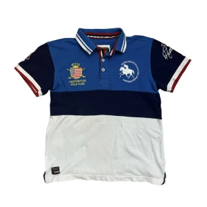 USA polotröja/pikétröja  - säljer min ascoola usa pikétröja som jag säljer pga att jag inte använder den längre. defekter synns på bild 2. om du har frågor så är det bara att kontakta mig.