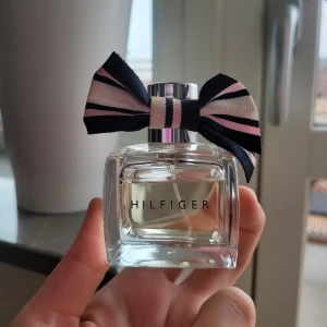 Tommy Hilfiger peach blossom parfym - Tommy Hilfiger peach blossom parfym som sprutats enstaka gånger 50 ml. Hör bara av dig om du ska köpa parfymen är seriös. Inga onödiga frågor ställs. Allt står här i annonsen Skickas med postnord lätt, frakt står köparen för, 60 kr! Betalning endast swish