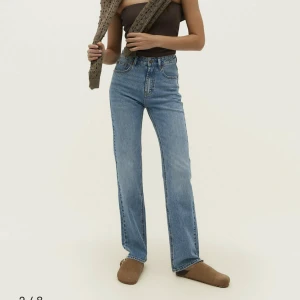 Stradivarius jeans - Ett par blåa jeans som inte kommit till användning. Storlek 38 och säljer för 120 kr💗