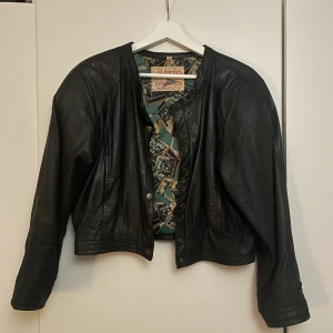 Vintage bikerjacka - Vintage bikerjacka i kortare modell. 