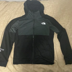 North face - Äkta north face zip tröja, bara använd 1 gång och den är i bra skick, köpte den från boozt.