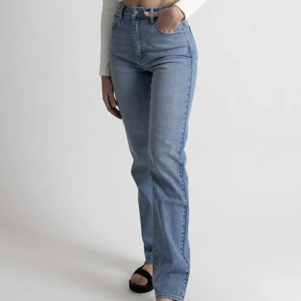 Säljer mina abrand jeans som jag köpte för något år sedan, tyvärr har de inte kommit till användning. Modellen 94 high slim i storlek 27🥰 pris kan diskuteras och köparen står för frakten! . Jeans & Byxor.