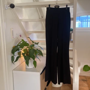 Kostymbyxor  - Fina kostymer med pressveck där fram. 