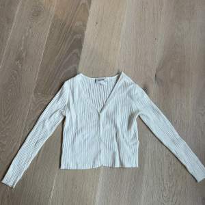 Säljer denna fina vita ribbade koftan/långärmade tröjan. Köpt på Monki för typ 3 år sen. Obs!!Liten i storleken
