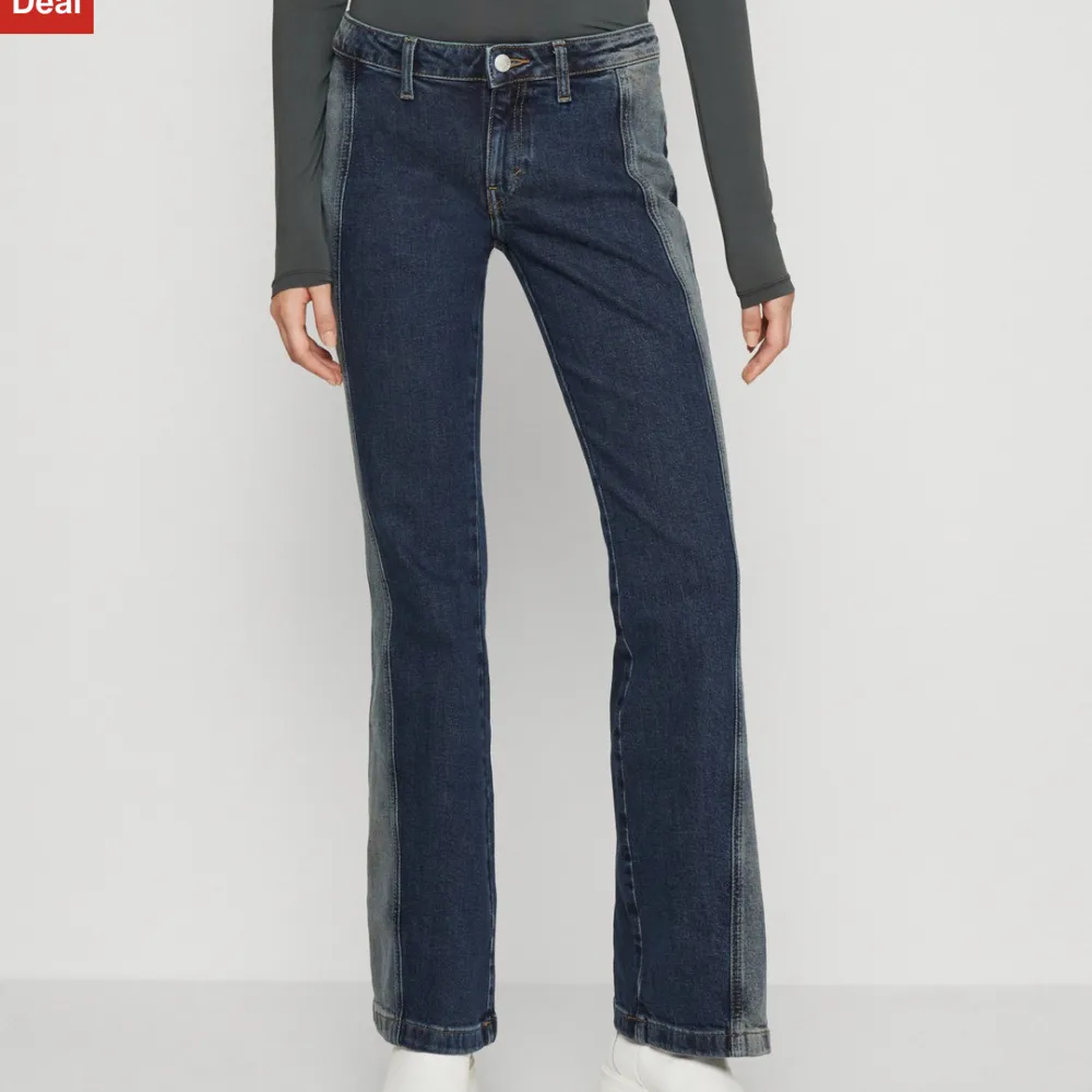Lågmidjade bootcut jeans från weekday som är as trendiga. Dom är tyvärr lite små för mig och nypris var 650kr. Skriv privat för fler bilder, dom är i nyskick🔥passar både s/m. Jeans & Byxor.