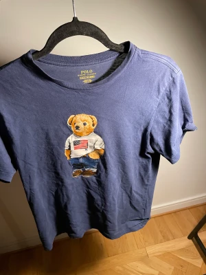 Ralph lauren t shirt - Säljer nu denna snygga Ralph lauren t shirten. T shirten är i mycket bra skick och riktigt stilig.