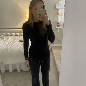 Juicy couture byxor - Trendiga marinblå juicy couture i storlek XXS. Säljer pågrund av att de är försmå och de kommer inte till användning längre❤️Om man vill ha både tröjan och byxorna kan man få det för 1099kr❤️