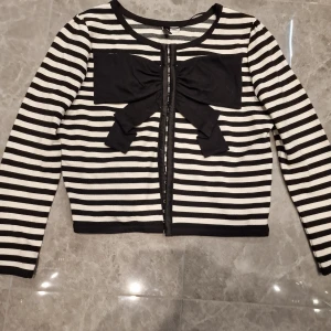 Kofta/tröja - Söt kofta/tröja från hm, säljer denna då den inte kommer till användning 