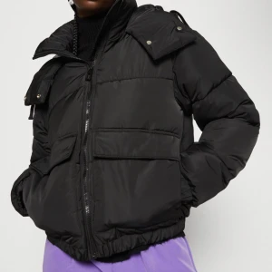 Vinterjacka  - Helt ny jacka från ONLY säljer pågrund av att den var för stor, nypris 719kr säljer för 450kr + frakt Skriv privat för fler bilder