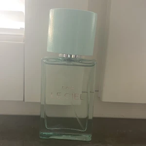 Caias Le Ciel parfym  - Parfymen är endast använd någon enstaka gång. Parfymen är Caias Le Ciel och har en väldigt fräsch doft och finns just nu inte i lager på Caias hemsida. Parfymen är till salu då den inte kommer till användning för tillfället. 