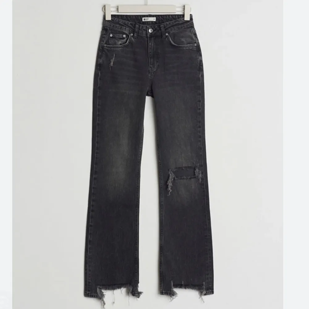 Säljer mina riktigt snygga trendiga flare jeans från Gina tricot med hål på ena knät. Dessa är helt slutsålda på deras hemsida och kommer nog inte tillbak.  Har klippt dom på längden en bit jag är 160/165 cm lång. Lånad bild skriv gärna för fler bilder💘🩵. Jeans & Byxor.