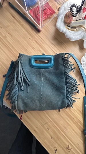 Make väska - Säljer min lilla make väska. Den är lite smutsig därför d billiga priset. Jag har tvättat den ganska mycket så där det står make har gått bort. Den är blå grön.