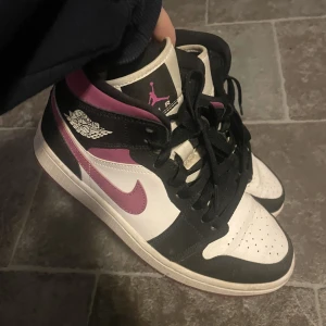 Jordan 1 mid - Säljer mina jordans i strl 38,5!!🩷bra skick, skriv för fler bilder 