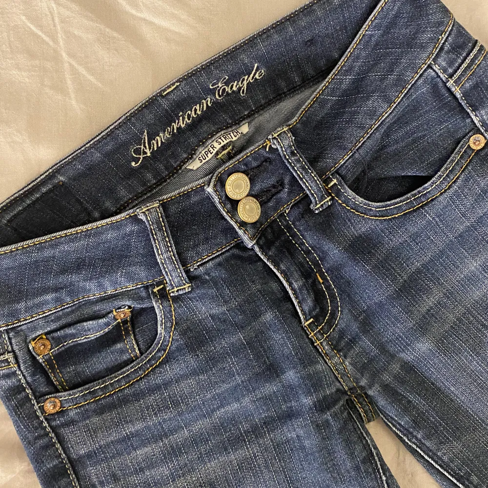 Säljer mina skitsnygga lågmidjade bootcut American eagle jeans!innerbenslängd: 77. De är tyvärr försmå för mig så kan inte visa nån bild på, men hör av er vid frågor💖. Jeans & Byxor.