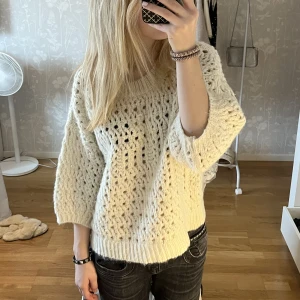 Zara topp💕 - Säljer den här slutsålda och jätte trendiga zara tröjan som är så sjukt snygg😍🤤🤤  Denna topp passar perfekt till skolan men oxå till fest🥂  Den är storlek M men passar S. Passa på att köpa nu då den inte längre finns på hemsidan och är väldigt populär❤️