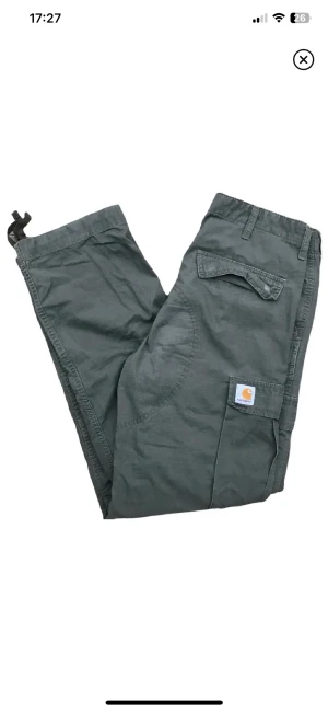 Carhartt Gröna Cargobyxor - Gröna cargopants från Carhartt. Storlek 29/32, bra skick! Ställ gärna frågor!😊