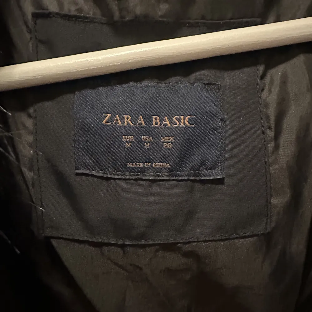 Marinblå/mörkblå dunjacka från Zara. Knappt använd, i storlek M men liten i storleken. . Jackor.