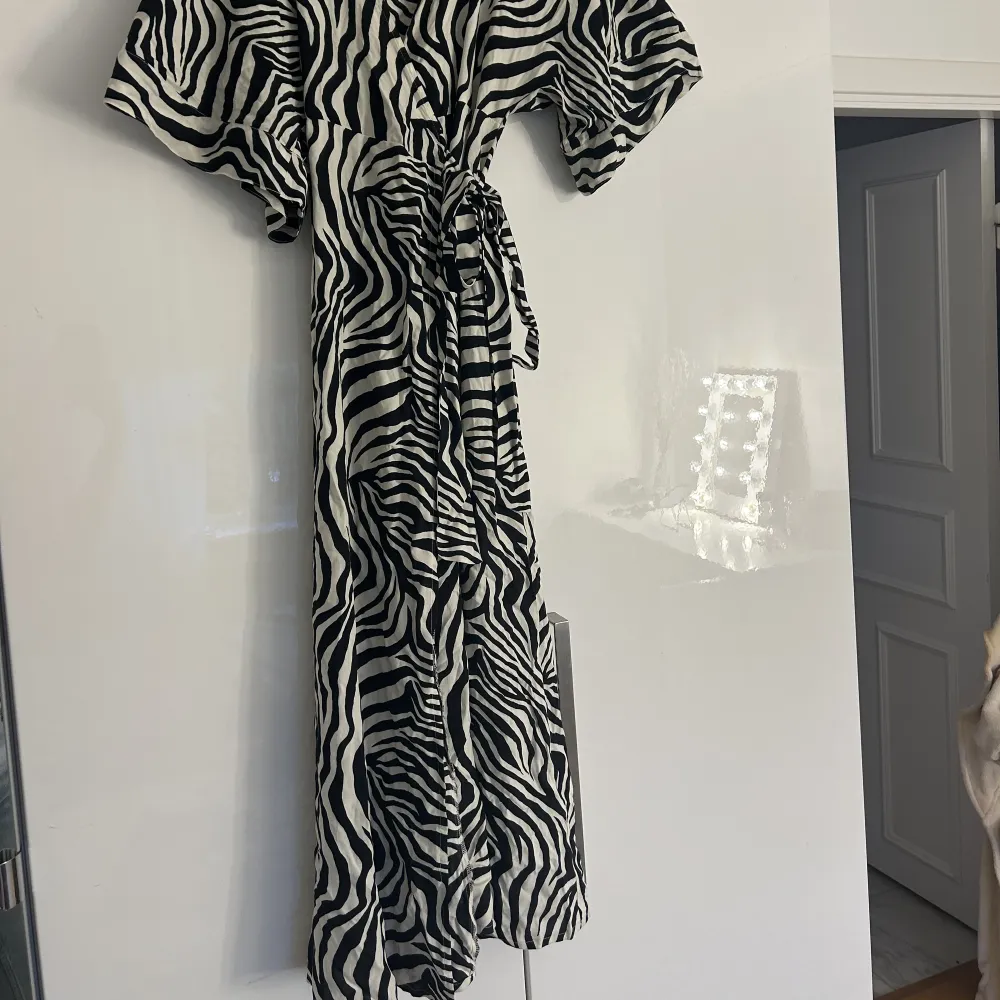 Zebraklänning från Gina Tricot. Klänningar.