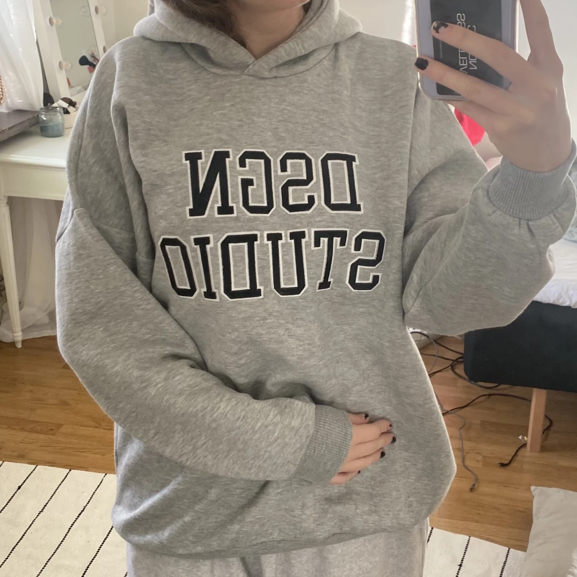 Grå hoodie med text