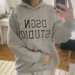 Grå hoodie med text - Säljer min grå hoodie från bohoo. Helt oanvänd:)