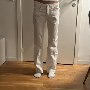 Vita lågmidjade byxor  - Supersnygga helt oanvända byxor ifrån Monki! De är lågmidjade och supersköna, säljer eftersom de inte passade så bra på mig🫶🏻(Jag är 167 för referens) 