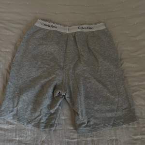 Riktigt sköna och mysiga Calvin Klein shorts i riktigt fint skick. Köparen står för frakten. / Max