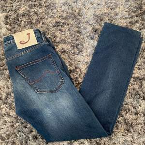 Säljer dessa sjukt snygga Jacob Cohen jeans i storlek 30. Nypris 4500 mitt pris 1299 skick 9,5/10 modell 622