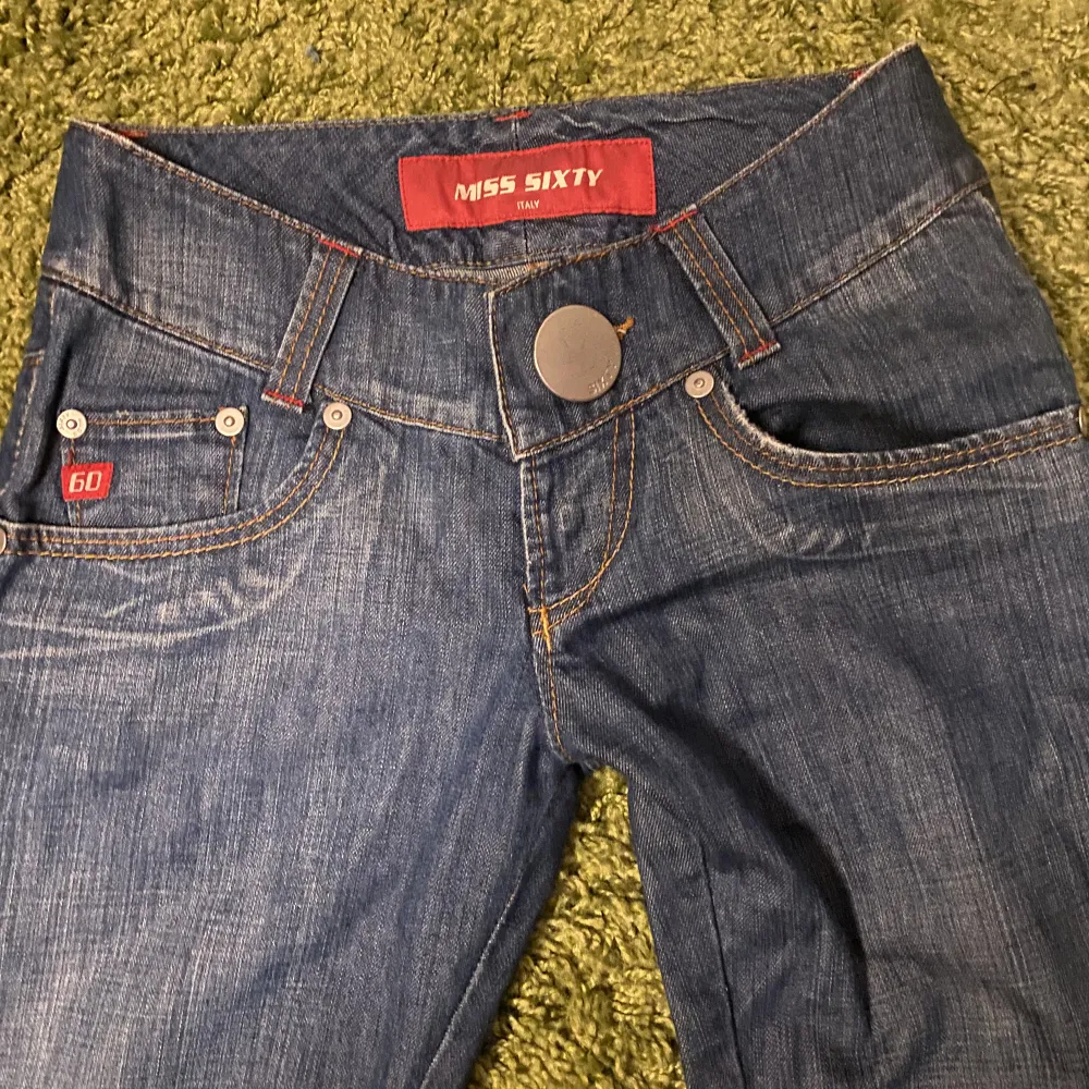 säljer lågmidjade miss sixty jeans med stor knapp i stl 28. Innebens längden är ca 60cm vilket var för kort för mig som är 170cm lång. Priset kan diskuteras!. Jeans & Byxor.