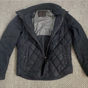Massimo Dutti jacka - Säljer mina Massimo Dutti zip up jacka i storlek M. Den är i nyskick. Passar perfekt till hösten samt vintern. Pris kan diskuteras vid snabb affär. Hör av er vid frågor och funderingar! 