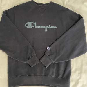 Champion sweatshirt💕 sitter som en L/Xl herr. Köptes på behind retro för 590. Har liten missfärgningar som knappt syns, endast i vissa ljus( en rödare ton i det svarta, se bild 1)💕