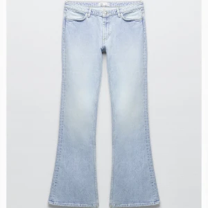 Lågmidjade jeans  - Low Rise trf flared jeans från zara i storlek 32💞 lånade bilder då de är alldeles för små för mig. Lite slitage på högerben på baksidan (se bild 3) då de vart lite för långa på mig som är 167cm🫶🏼