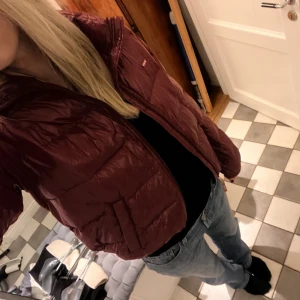 Levis jacka - Så fin röd färg, bra skick då den knappt är använd!! Strl L men liten i storleken 
