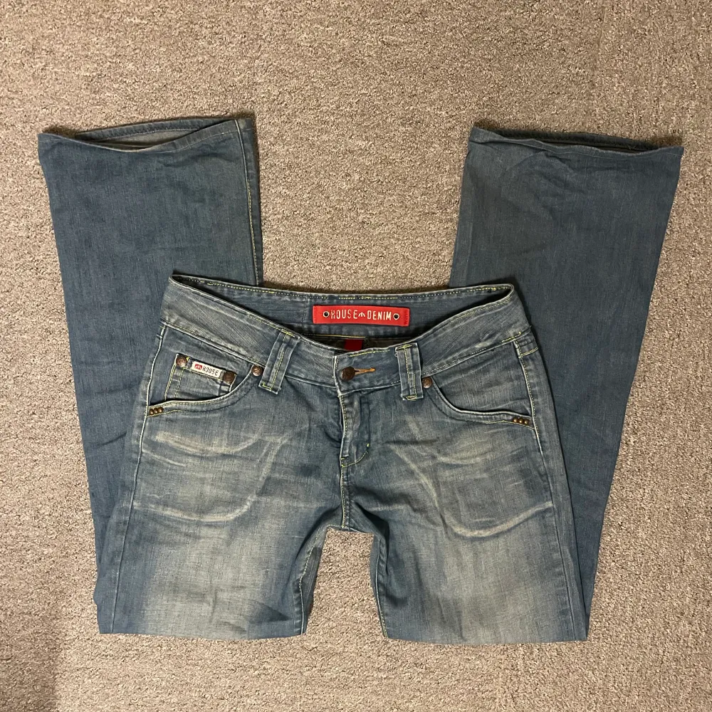Jättefina lågmidjade baggy jeans från house denim. De är i storlek 29 men funkar även på mig, (jag har storlek 27 och är 165). De är en lite turkos blå färg som syns bäst på de första två bilderna 💗. Jeans & Byxor.