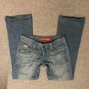 Jättefina lågmidjade baggy jeans från house denim. De är i storlek 29 men funkar även på mig, (jag har storlek 27 och är 165). De är en lite turkos blå färg som syns bäst på de första två bilderna 💗