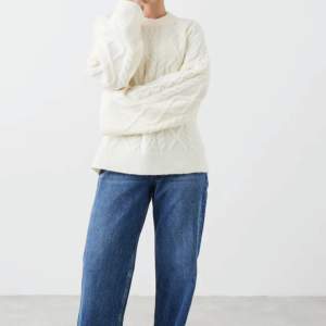 Säljer en liknande vit tröja från Zara, den är i bra skick och superfin!🤩🙌🏻 Passar mig som har XS-S! ✅📦
