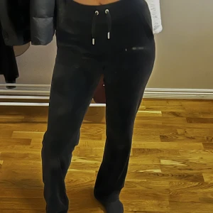 Juicy couture byxor - Säljer dessa sköna och populära Juicy byxor som ja knappt har använt då dem tyvärr har blivit för små för mig😞Detta eftersom jag tog av prislappen och valde att behålla dem. pris kan även diskuteras vid snabb affär🤍