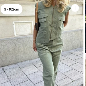 Djerf Avenue byxor - Säljer Go to pants från Djerf Avenue i storlek XXS. De är stora i storleken och passar därför perfekt på mig som vanligtvis har XS/S. Jättebra skick!❤️