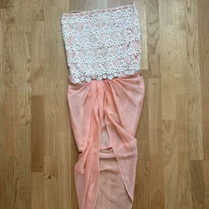 Fest set - Sheer kjol med foder. Spets topp. Pris kan diskuteras 