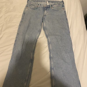 Weekday Arrow low  - Blåa lågmidjade jeans från Weekday. Passar mig inte längre, fint skick🧊
