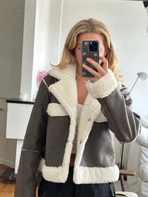 Pilotjacka - 🛑LÄS MIN BIO FÖRST🛑 Intressekoll på denna jättefina pilotjacka, jättegosig och passar jättebra till vintern🧸Bilderna är lånade, skriv privat om egna bilder önskas🫶🏼