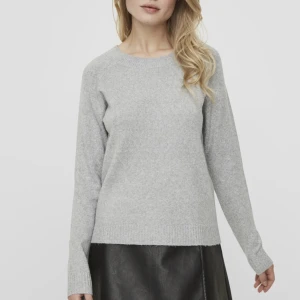 Stickad tröja - Säljer denna stickade tröja för att den inte kommer till användning. Den är i bra skick och knappt använd. Tryck gärna på köp nu.💕