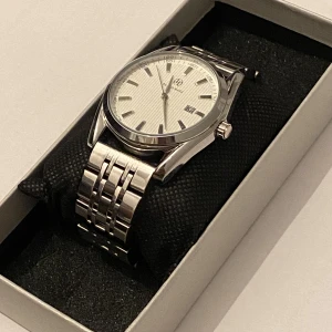 Klassisk klocka - Helt ny klocka oanvänd pga att jag haft andra klockor som jag använder.  ^Vattentät  ^Vattenresistent: 30m